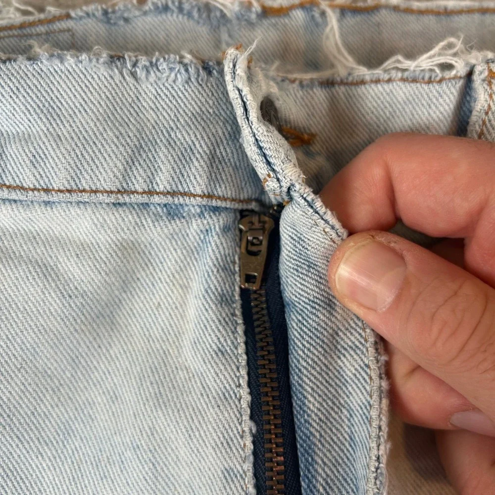 Vintage 90s Levi's 550 Relaxed Fit Jeans Men's‎ 33x30 Light Wash Distressed USA